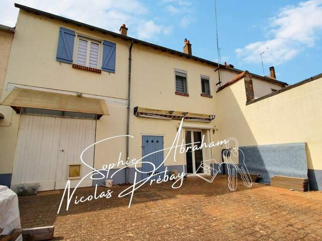 Maison en pierres avec cour close de murs et dépendances — photo du bien