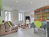 Maison en pierres avec cour close de murs et dépendances — photo 3