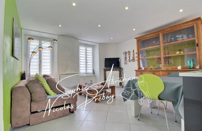 Maison en pierres avec cour close de murs et dépendances — photo 3