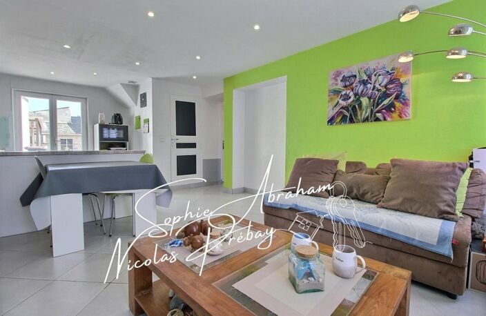 Maison en pierres avec cour close de murs et dépendances — photo 4