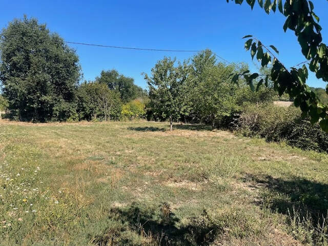 A Cognac la Forêt -Terrain  à bâtir de 1060 m2 avec un vrai potentiel d'aménagement — photo du bien