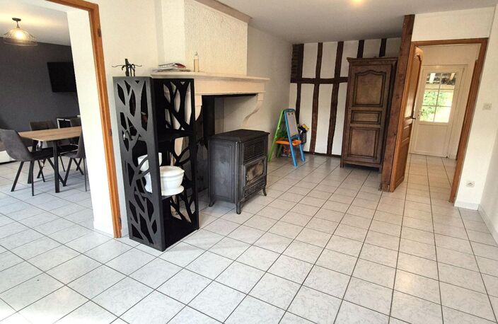 Ravissante Maison Individuelle en colombage, de Charme ou de Caractère de 116 m² Rénovée avec Cour, Terrasse, Appentis, Buanderie, Cave voutée et Terrain Clos et Arboré de 749 m² — photo 4