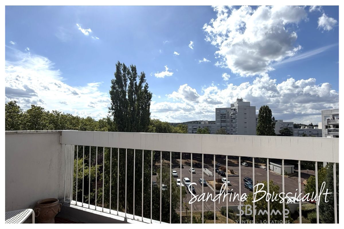Dernier étage pour ce studio à l'exposition Ouest d'une surface de 36 m² + balcon de 5,50 m², cave et parking.