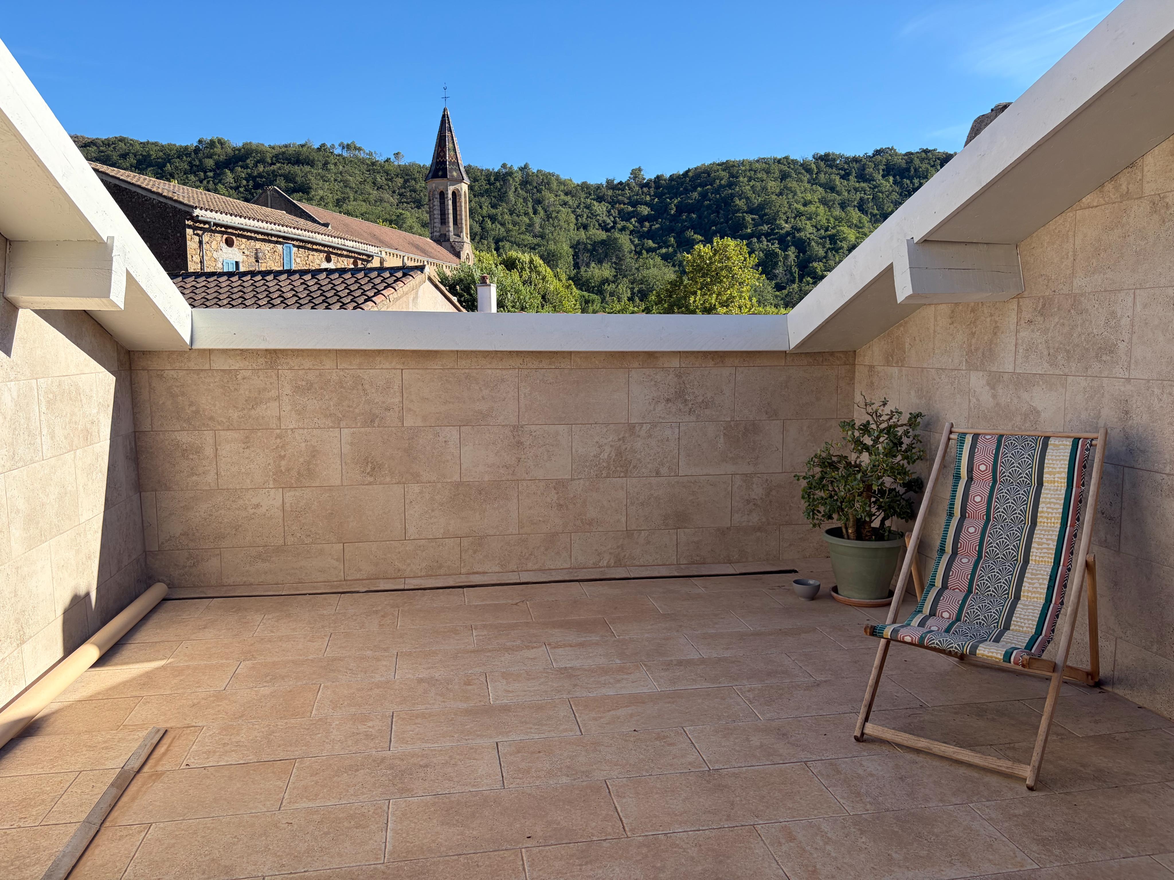 COLLOBRIERES ELEGANT DUPLEX AVEC TERRASSE