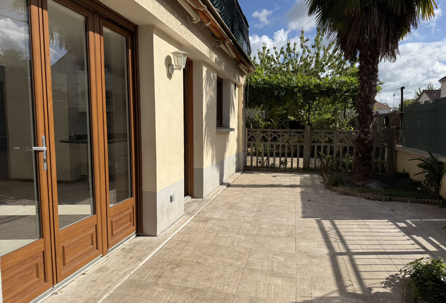 Dans une maison, 3 pièces 70m2  avec espace extérieur et sta — photo 1