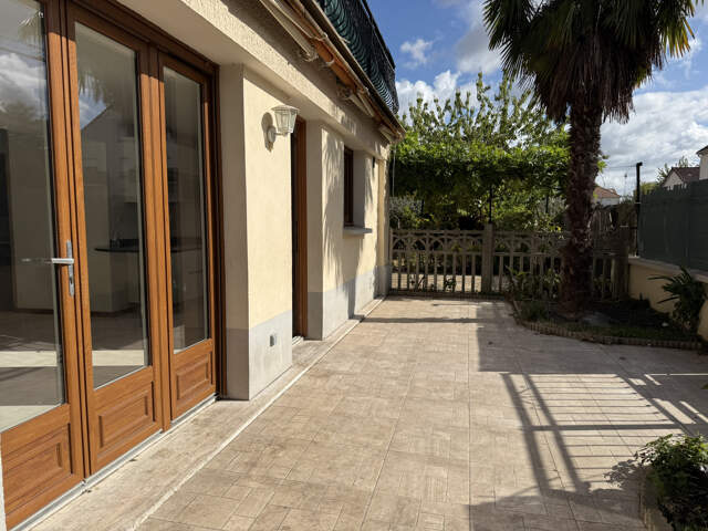 Dans une maison, 3 pièces 70m2  avec espace extérieur et sta — photo du bien