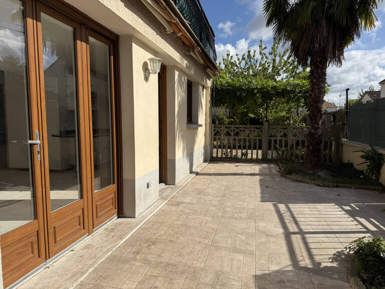 Dans une maison, 3 pièces 70m2  avec espace extérieur et sta — photo 1