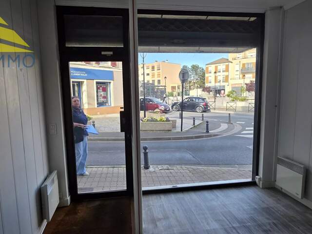 Local commercial vide à Villecresnes — photo du bien
