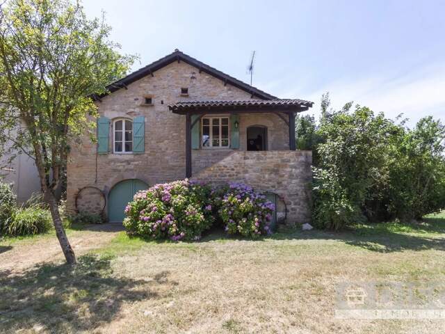 Charmante maison en pierre avec terrasse et jardin — photo du bien