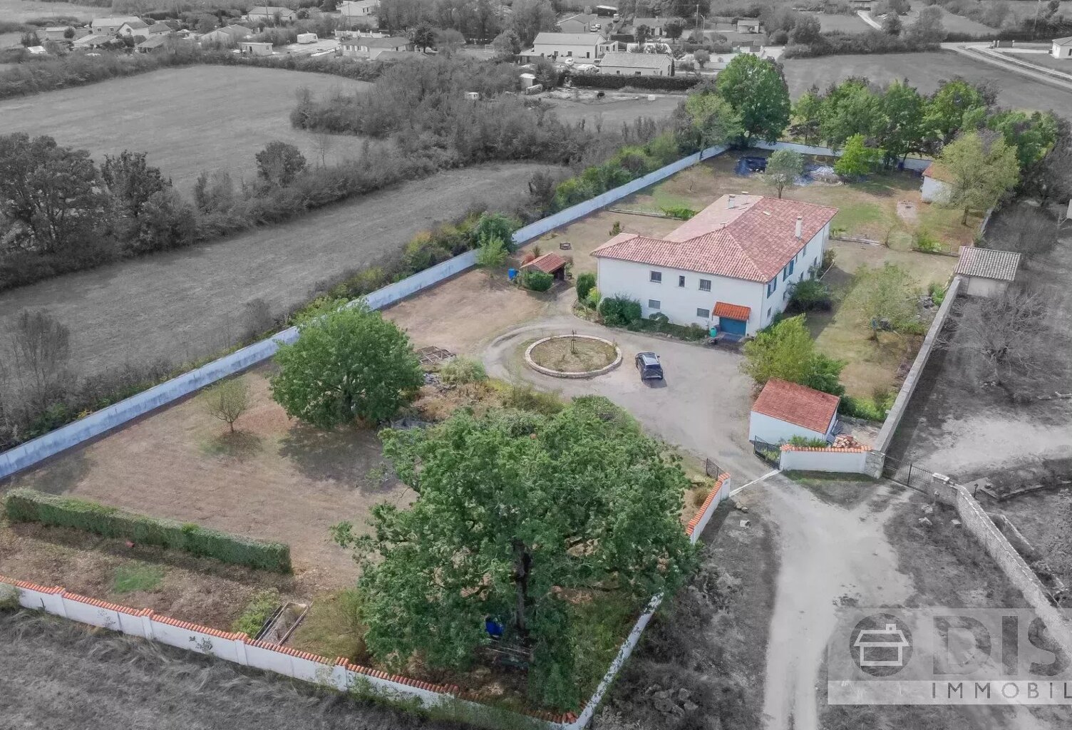 Vaste propriété de plus de 500 m² avec jardin clos et nombreuses possibilités. — photo 1