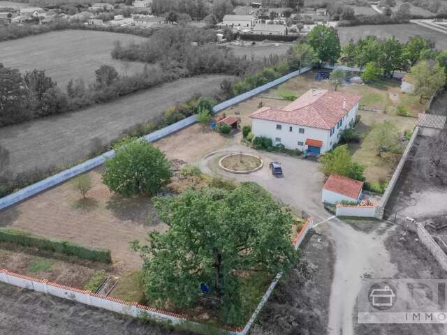 Vaste propriété de plus de 500 m² avec jardin clos et nombreuses possibilités. — photo du bien