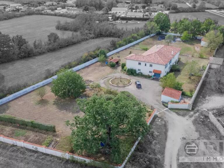 Vaste propriété de plus de 500 m² avec jardin clos et nombreuses possibilités. — photo 1