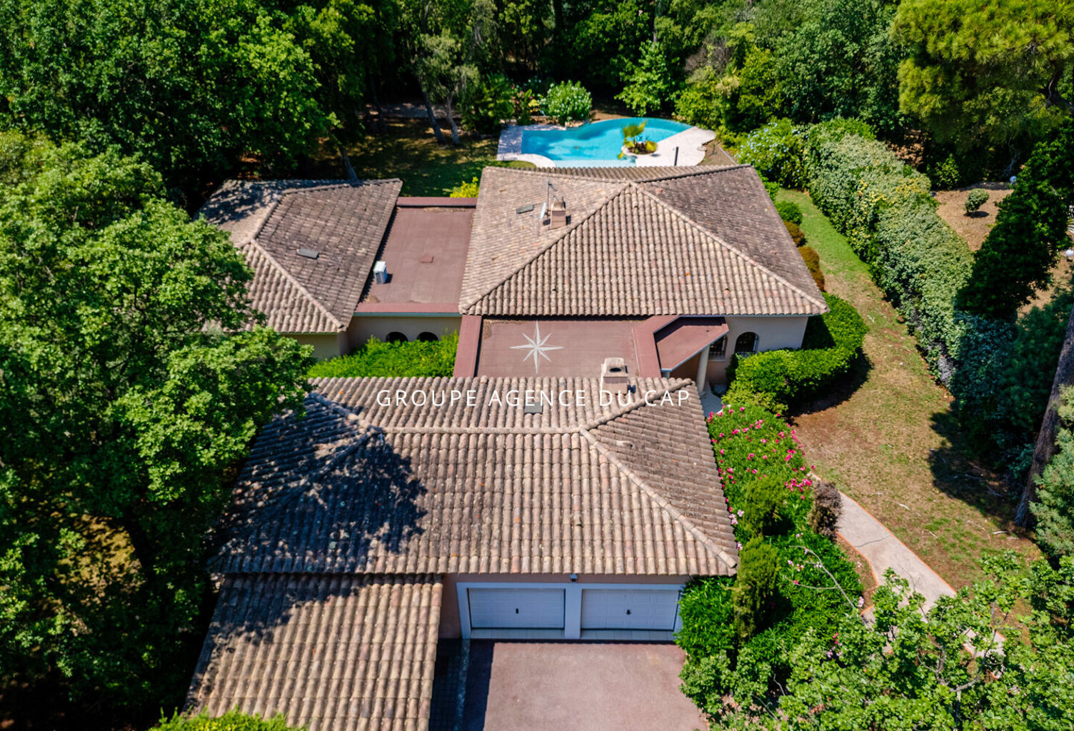 Superbe villa de plain-pied avec 5 chambres, piscine et double garage, proche golf et commerces — photo 1