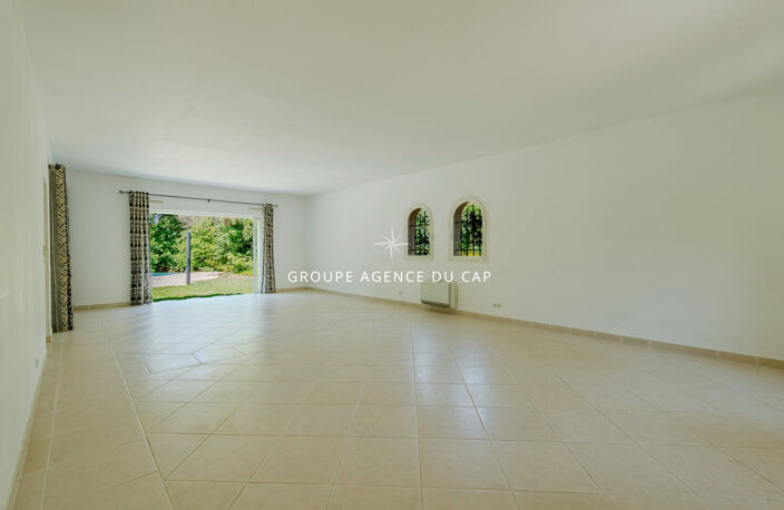 Superbe villa de plain-pied avec 5 chambres, piscine et double garage, proche golf et commerces — photo 4