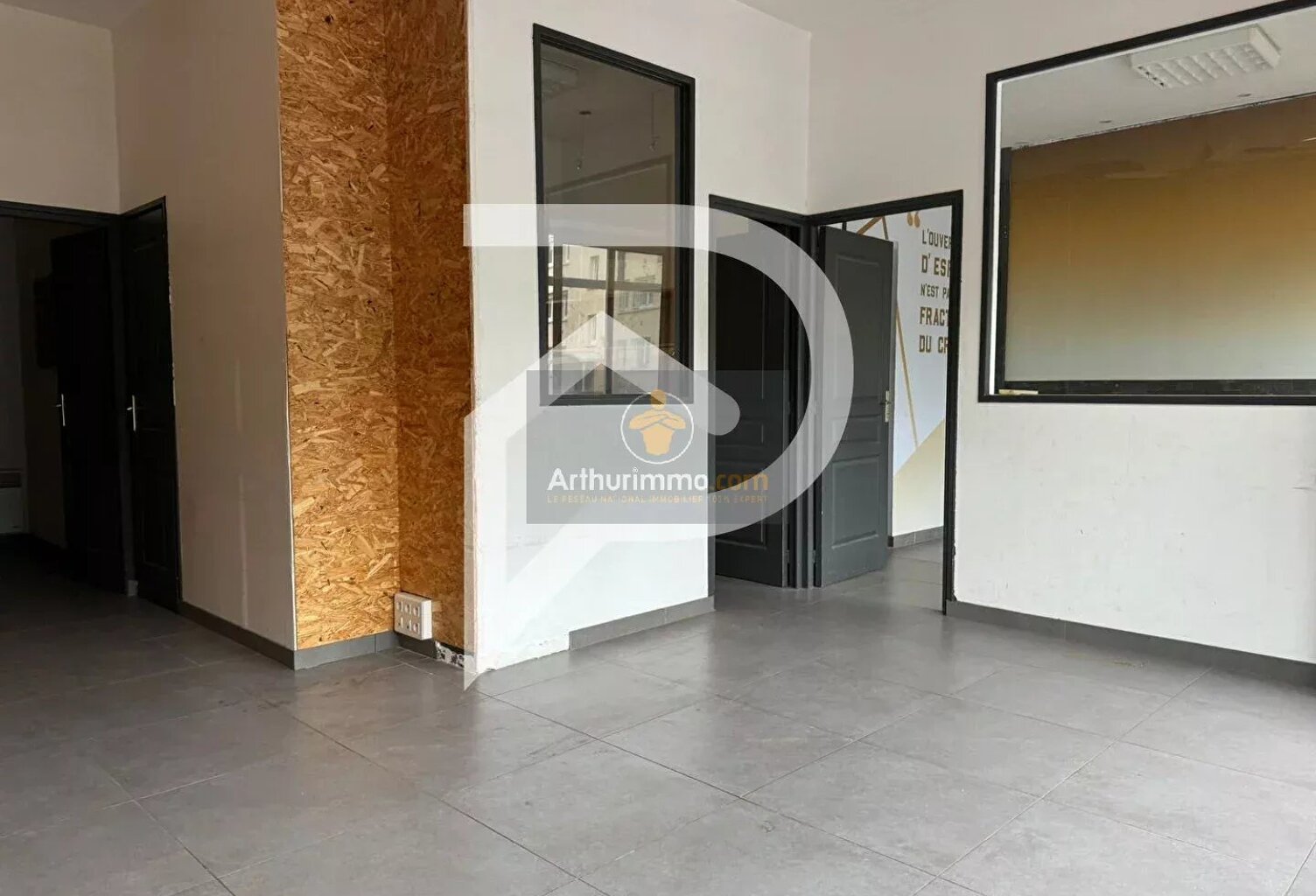 A VENDRE LOCAL COMMERCIAL 6 PIECES 70M² — photo 1