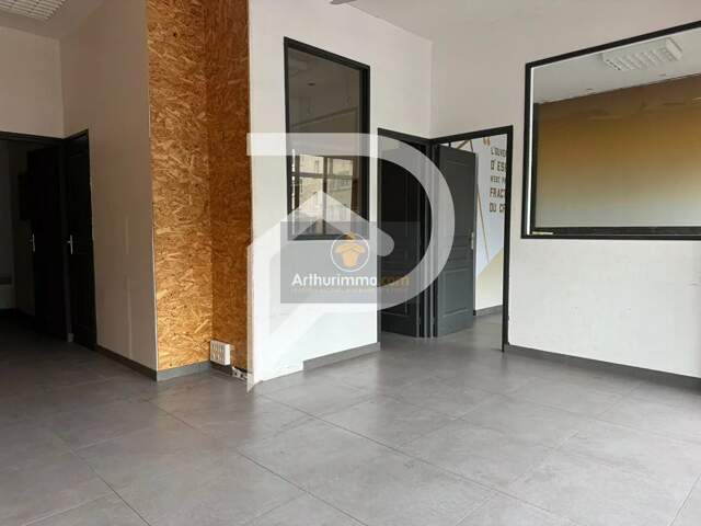 A VENDRE LOCAL COMMERCIAL 6 PIECES 70M² — photo du bien