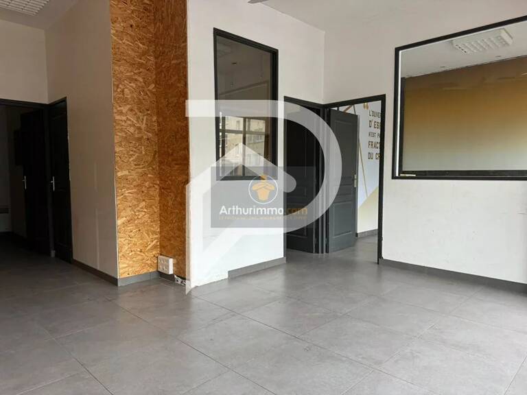 A VENDRE LOCAL COMMERCIAL 6 PIECES 70M² — photo 1