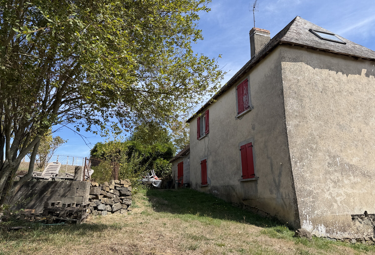 Maison en pierre avec dépendances et terrain — photo 1