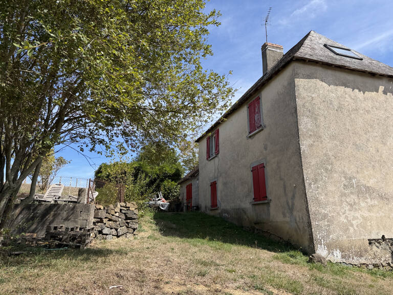 Maison en pierre avec dépendances et terrain — photo 1