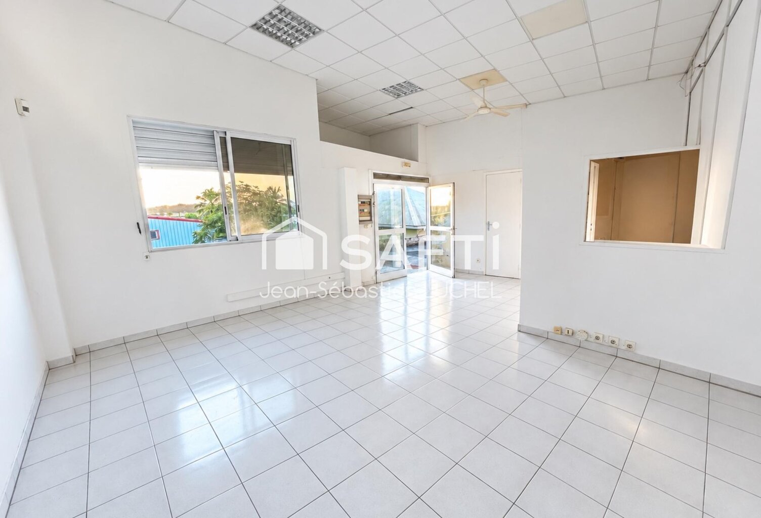 Local professionnel ou commercial de 80 m² avec mezzanine  Zone industrielle — photo 1
