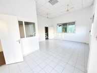 Local professionnel ou commercial de 80 m² avec mezzanine  Zone industrielle — photo 2