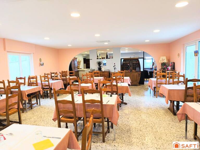 Fonds d'un superbe restaurant, sa belle terrasse d'été sur un vaste terrain proche de Neufchâteau — photo 1