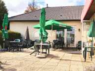 Fonds d'un superbe restaurant, sa belle terrasse d'été sur un vaste terrain proche de Neufchâteau — photo 3