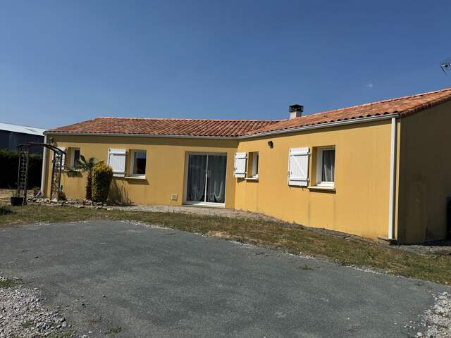 Maison de plain pied avec terrain clos - THIRE - 85210 — photo du bien