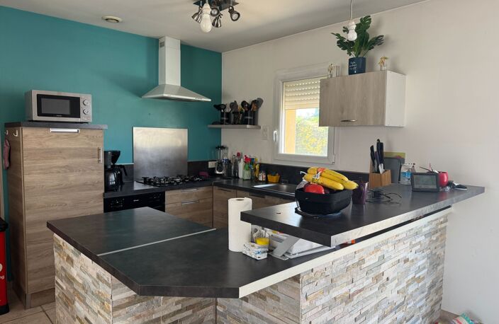 Maison de plain pied avec terrain clos - THIRE - 85210 — photo 2