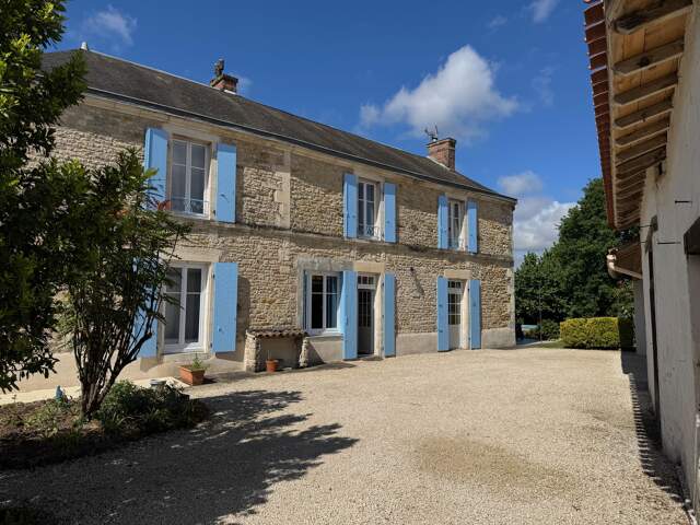 Très belle maison bourgeoise, piscine et chambres d\'hôtes - A 5min DE ST JEAN D\'HERMINE 85210 — photo du bien