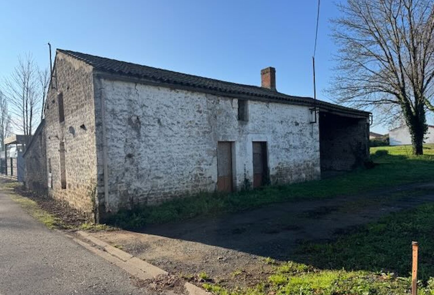 Dépendance en pierre à réhabiliter - SAINT-JEAN-D\'HERMINE. — photo 1