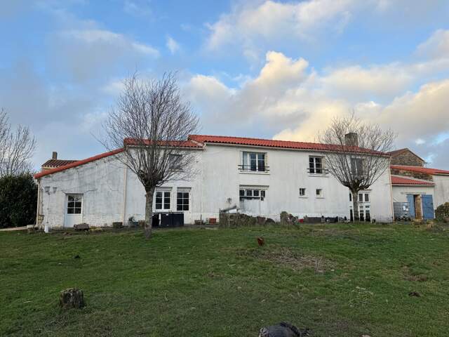 Charmante maison familiale en pierres avec dépendances - ST MARTIN LARS EN STE HERMINE 85210 — photo du bien