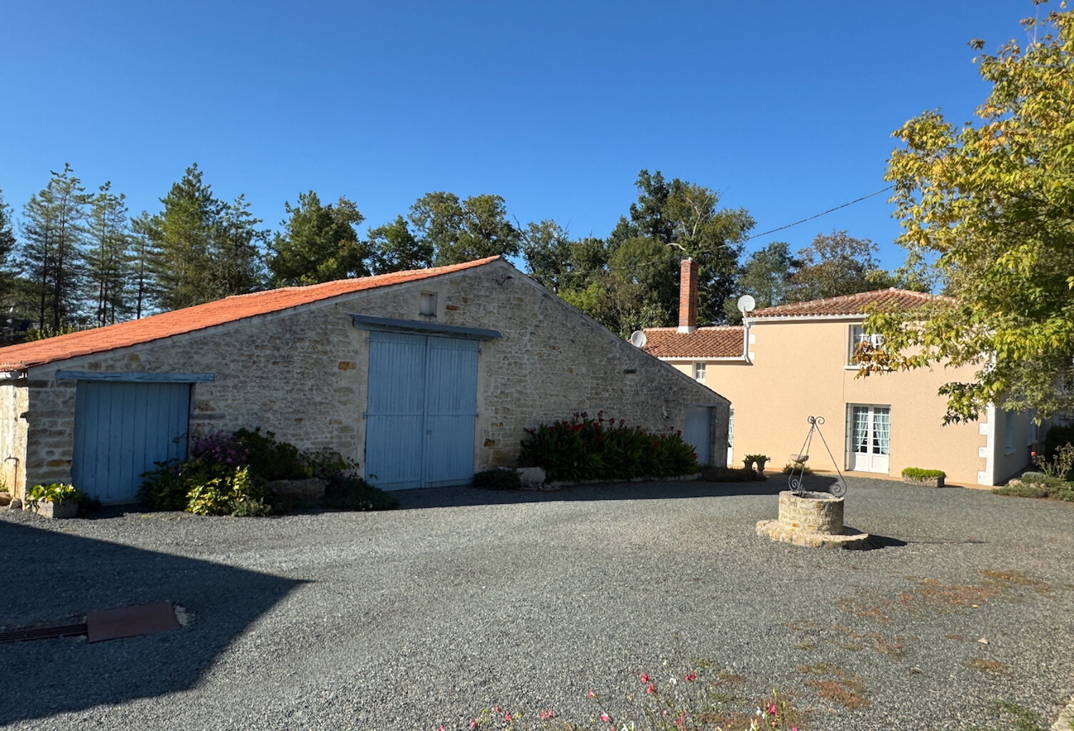Maison en pierres à rafraichir avec 2 granges. ST JEAN D\'HERMINE - 85210. — photo 1