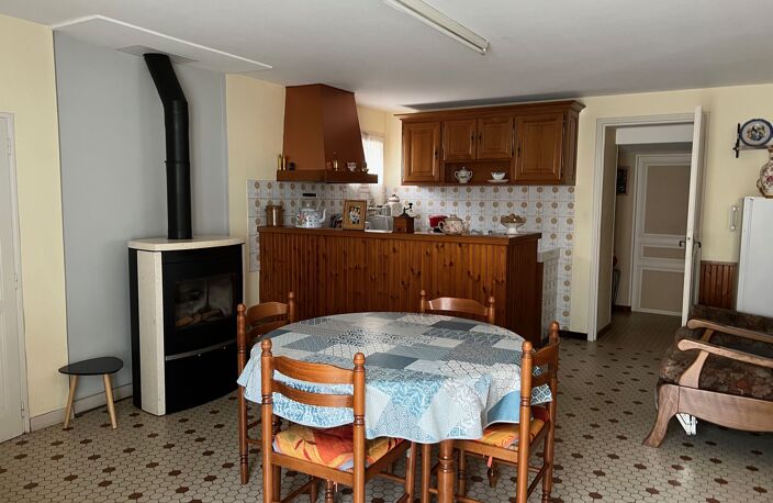 Maison en pierres à rafraichir avec 2 granges. ST JEAN D\'HERMINE - 85210. — photo 2