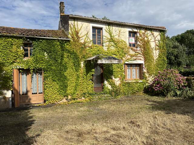 Maison en pierre avec de grandes dépendances - THIRE 85210 — photo du bien