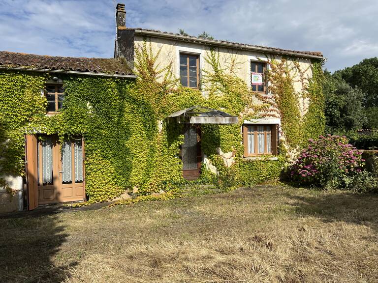 Maison en pierre avec de grandes dépendances - THIRE 85210 — photo 1