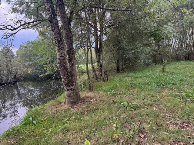 Baisse de prix pour ce terrain de loisirs en bord de rivière - THIRÉ - 85210 — photo du bien