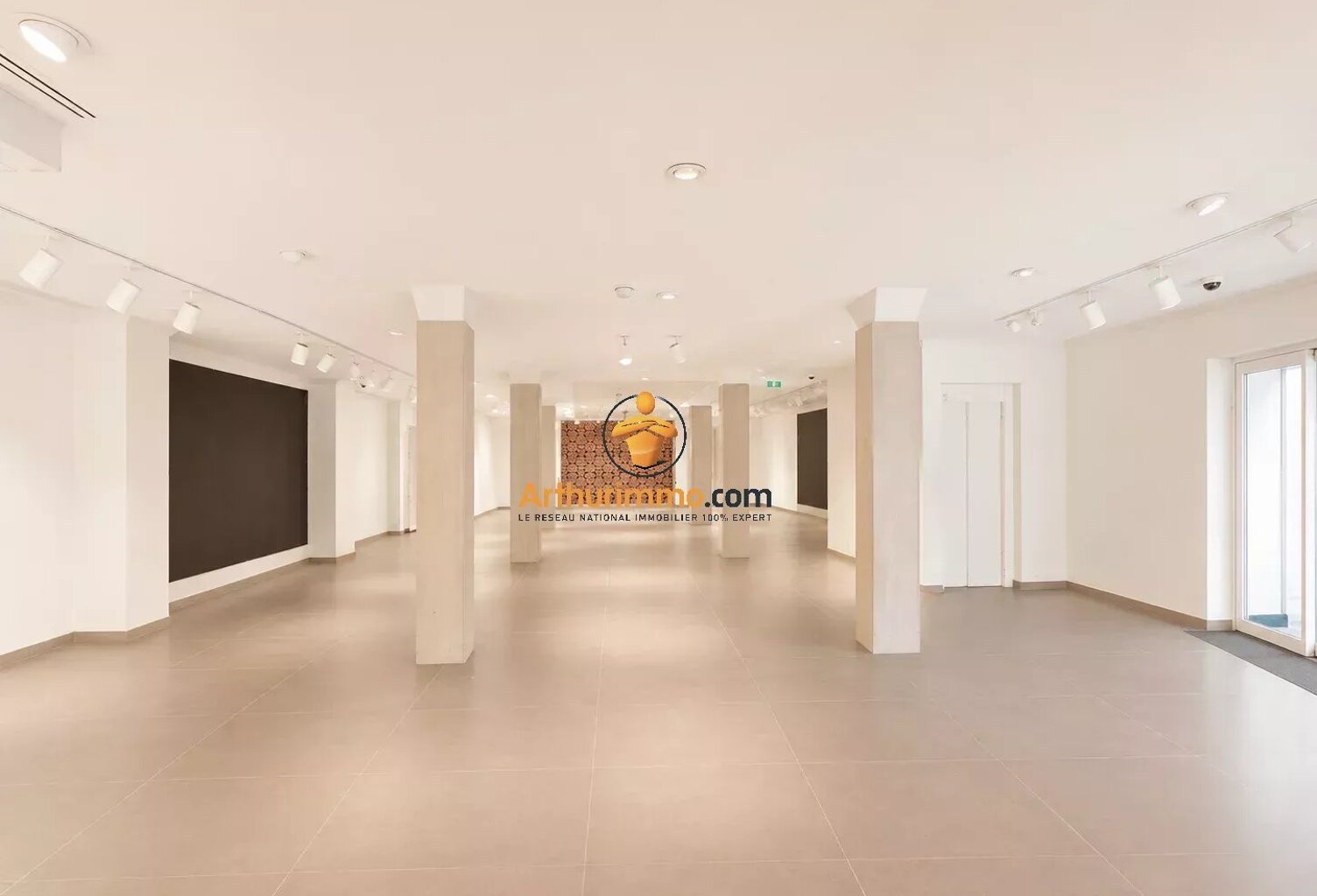 Local Commercial — photo 1