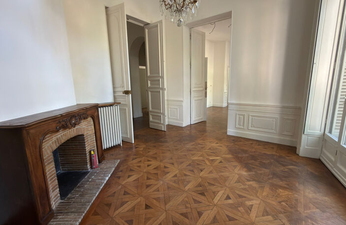 APPARTEMENT BOURGEOIS D'EXCEPTION -- 120 m2 -- QUARTIER DE LA — photo 3