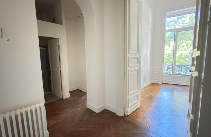 APPARTEMENT BOURGEOIS D'EXCEPTION -- 120 m2 -- QUARTIER DE LA — photo 4