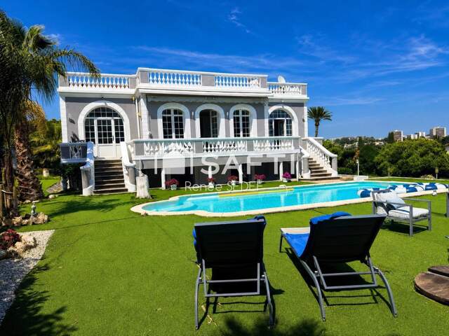 Superbe villa de prestige avec piscine et terrain paysager, idéale pour une résidence d'exception sur la Côte d'Azur. — photo du bien
