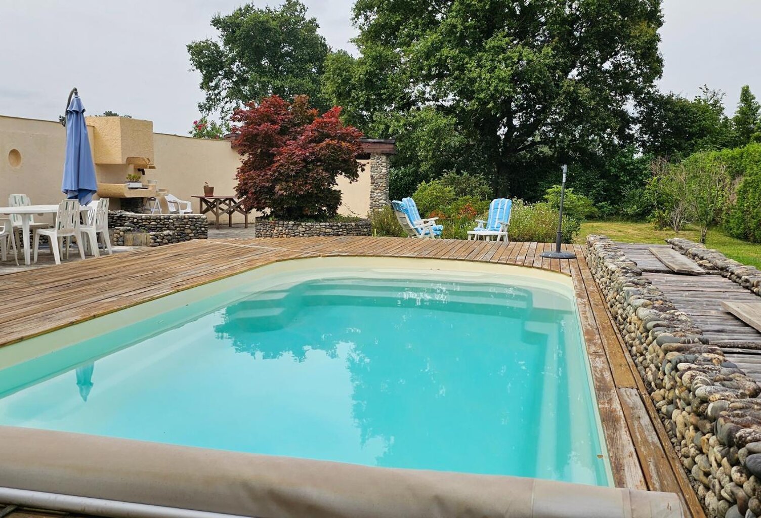 Maison de plain-pied avec piscine et terrain arboré — photo 1