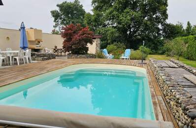 Maison de plain-pied avec piscine et terrain arboré — photo du bien