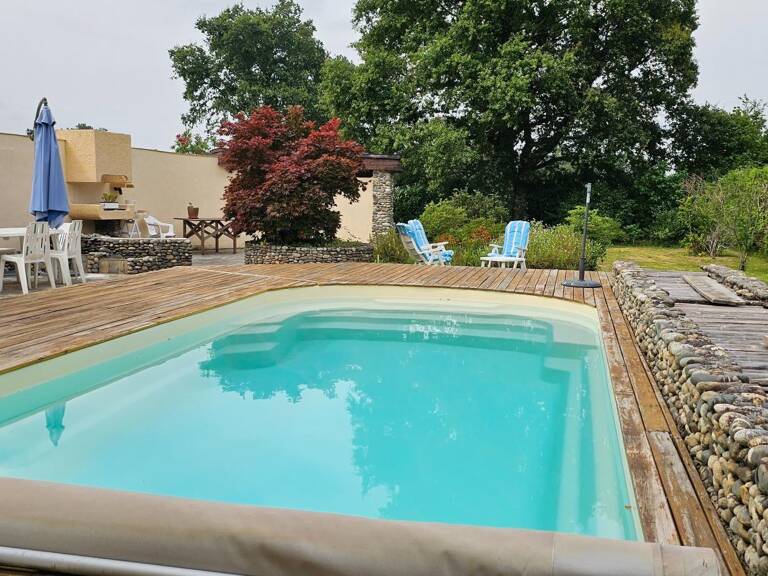 Maison de plain-pied avec piscine et terrain arboré — photo 1