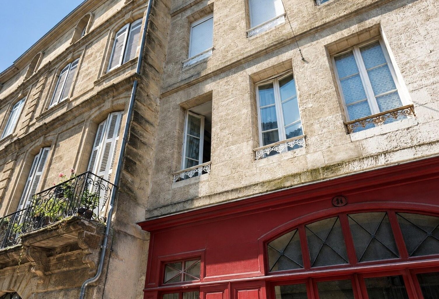 Local commercial 104 m² avec mezzanine et bureau — photo 1