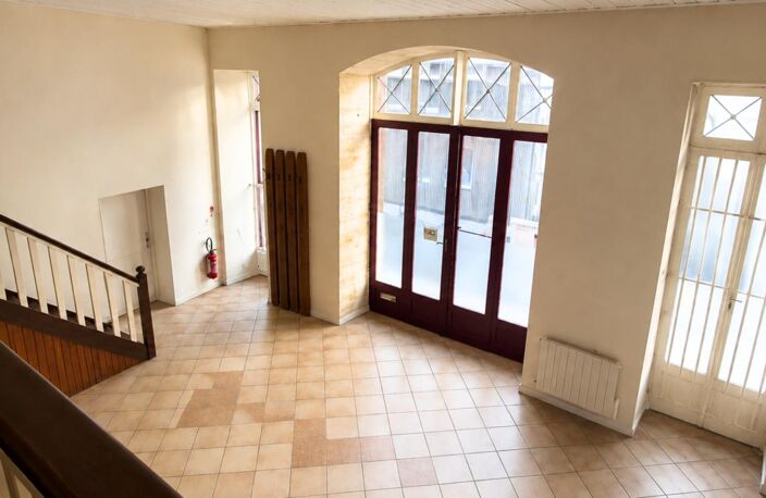 Local commercial 104 m² avec mezzanine et bureau — photo 2