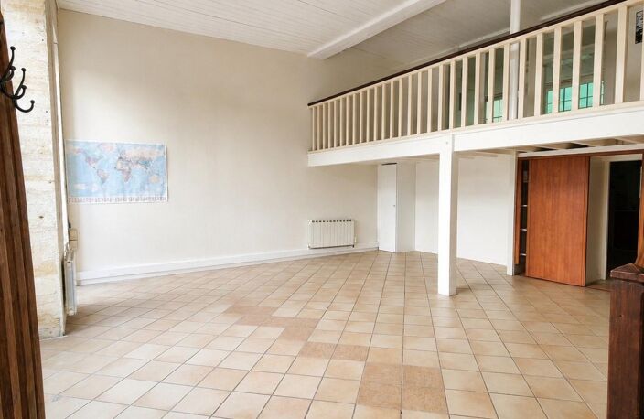Local commercial 104 m² avec mezzanine et bureau — photo 3