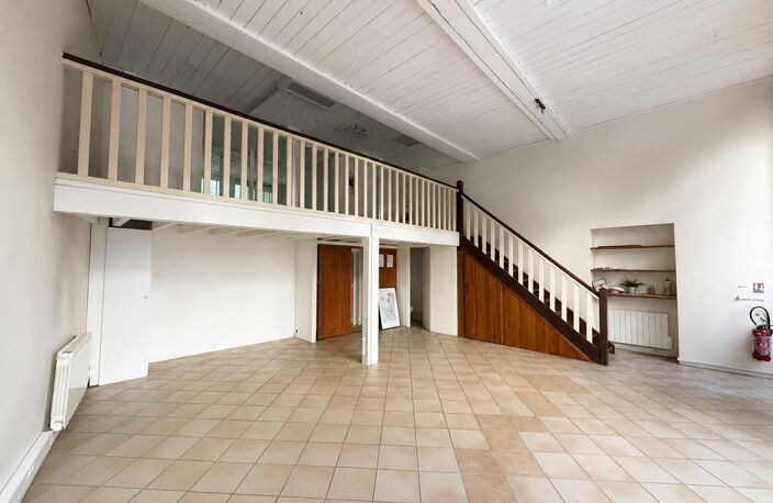 Local commercial 104 m² avec mezzanine et bureau — photo 4
