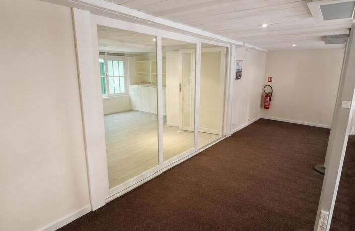 Local commercial 104 m² avec mezzanine et bureau — photo 5
