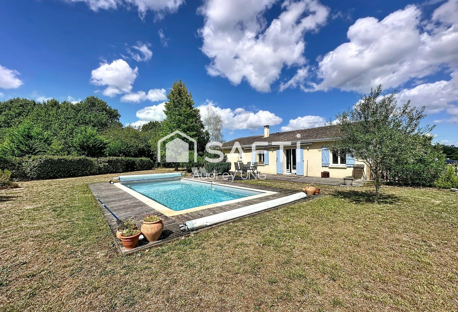 Maison traditionnelle avec piscine  Calme et environnement arboré — photo 1